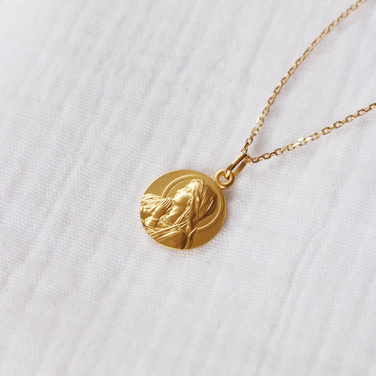 Collier personnalisé - Médaille Vierge Ave Maria en prière - Plaqué or