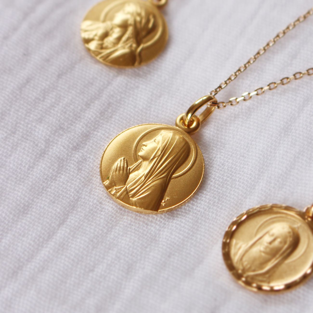 Collier personnalisé - Médaille Vierge Ave Maria - Plaqué or