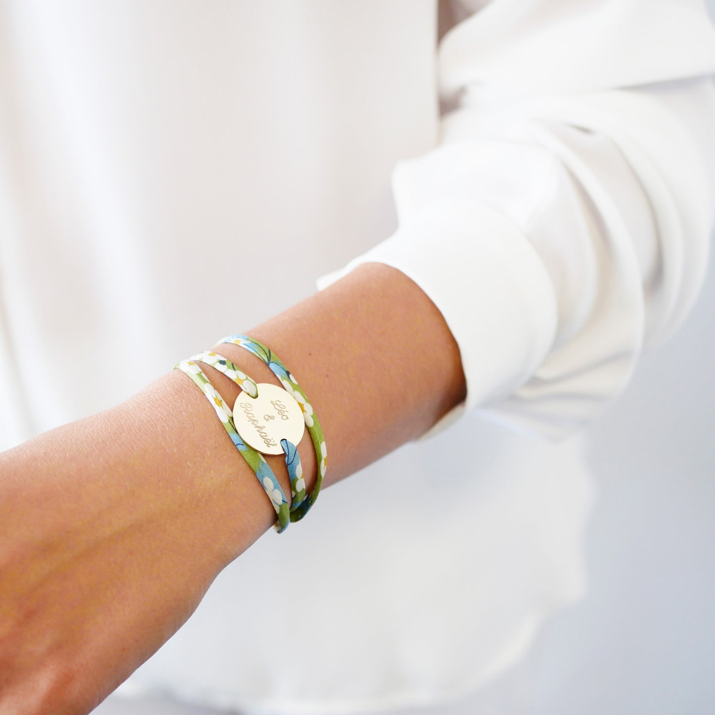 Bracelet personnalisé cordon liberty - médaille family - Plaqué or