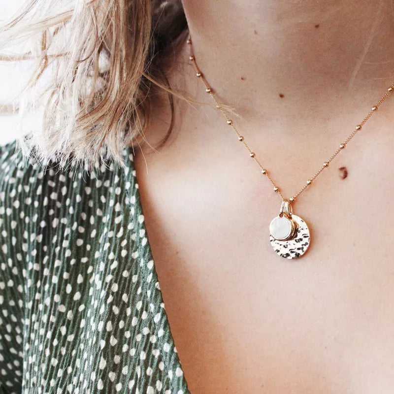 Collar personalizado pequeña medalla martillada - piedra semipreciosa - cadena de cuentas - Baño de oro